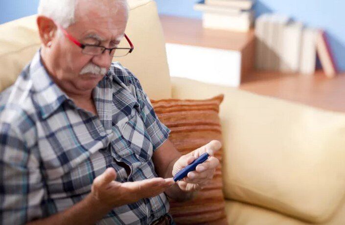 Een diabetespatiënt moet de bloedglucose meten en glucoseverlagende medicijnen nemen