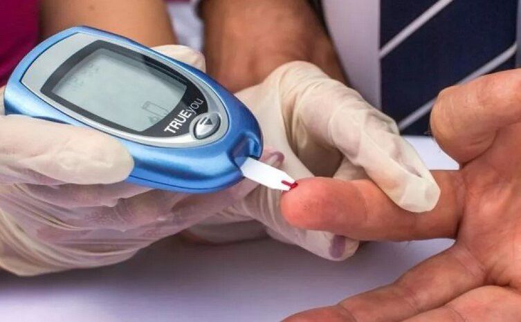 Een persoon met risicofactoren voor diabetes moet zijn bloed laten testen op glucosewaarden.
